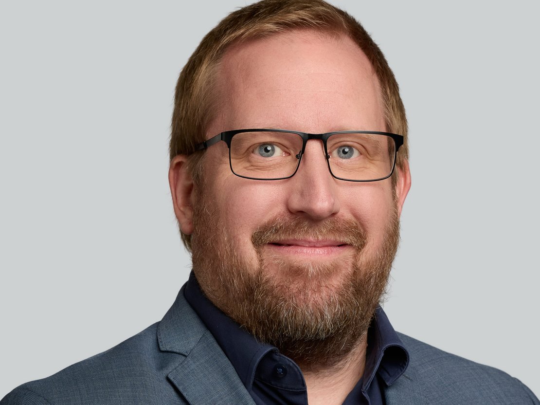 [Translate to English:] Foto des Geschäftsführers Tobias Olbrich